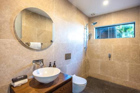 Oneroa Apartamento | Tradewinds Luxury Apartment, views, pool and spa