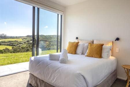 Oneroa Apartamento | Tradewinds Luxury Apartment, views, pool and spa