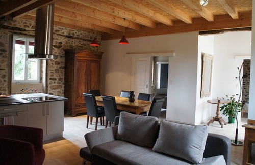 Saint-Priest-les-Fougeres Cabaña | Casa tradicional y moderna en Périgord Vert