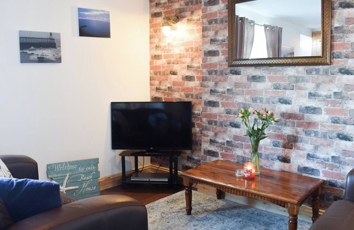 Skinningrove Cabaña | Traditional Fisherman’s cottage situated near to sandy and secluded beach.