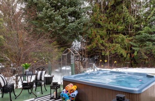Whistler Cay Estates Chalet De Esquí | Traditional 4-Bedroom Chalet with Hot Tub
