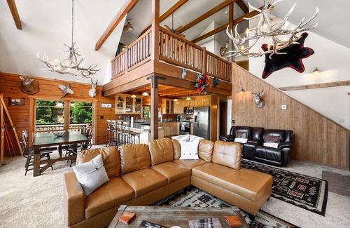 Crestline Cabina | Traditional A-frame Luxe Cabin in Crestline Ca. 3bed3bath/3LVL/PRVT SPA/5+PRKING