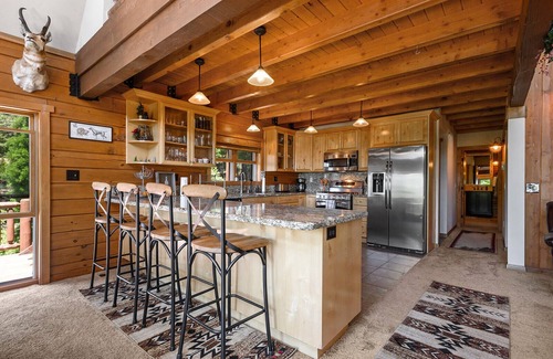 Crestline Cabina | Traditional A-frame Luxe Cabin in Crestline Ca. 3bed3bath/3LVL/PRVT SPA/5+PRKING