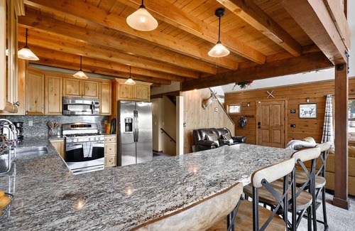 Crestline Cabina | Traditional A-frame Luxe Cabin in Crestline Ca. 3bed3bath/3LVL/PRVT SPA/5+PRKING