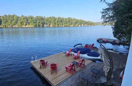 Rosseau Cabaña | Traditional and Quaint Lake Front Cottage on Lake Rosseau.