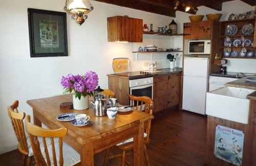 Lauragh Cabaña | Traditional cosy stone cottage with sea views