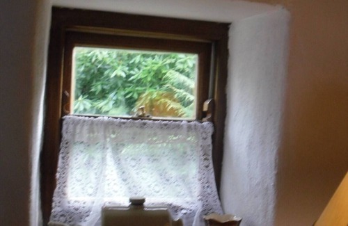 Lauragh Cabaña | Traditional cosy stone cottage with sea views