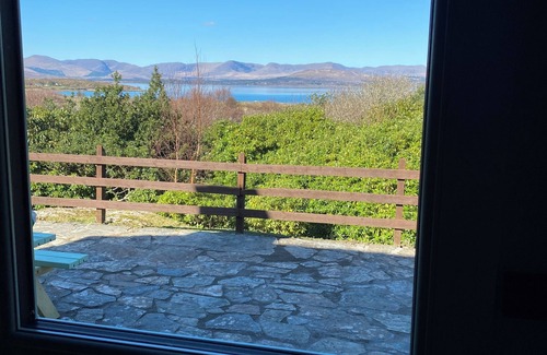 Lauragh Cabaña | Traditional cosy stone cottage with sea views