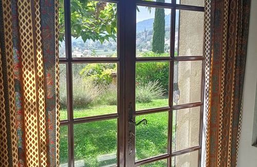 Callas Casa | Traditional Family Villa A/C, 3 bedrooms, sleeps 6, easy walk to the village