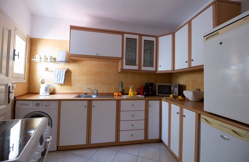 Santorini Casa | Traditional House fully-equipped with private yard, at the heart of the village.