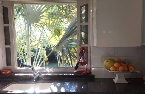 Pardes Hanna Casa | Tradicional casa de la familia israelí en un gran jardín vallado con árboles frutales