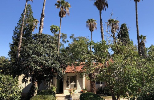 Pardes Hanna Casa | Tradicional casa de la familia israelí en un gran jardín vallado con árboles frutales