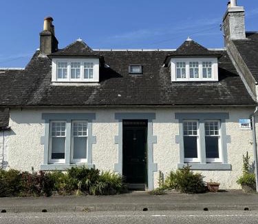 Inveraray Casa | Traditional Inveraray Cottage - Amazing Loch Views