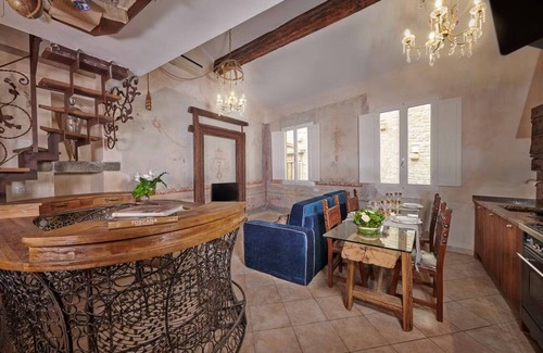 Santa Croce Apartamento | TRADITIONAL ITALIAN CHARM CURATED FOR PERFECT FLORENTINE STAY