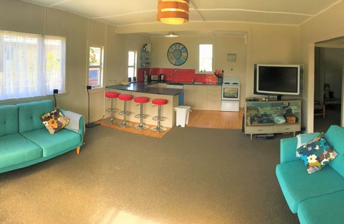 Whangamata Casa | Kiwi Bach tradicional recientemente renovado para 10 personas