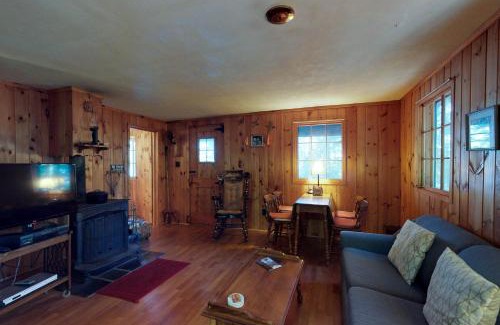 Greenville Junction Casa | Traditional Maine Cabin