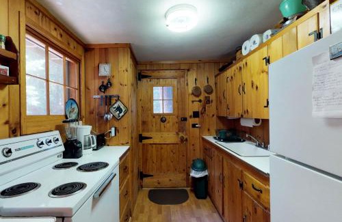Greenville Junction Casa | Traditional Maine Cabin