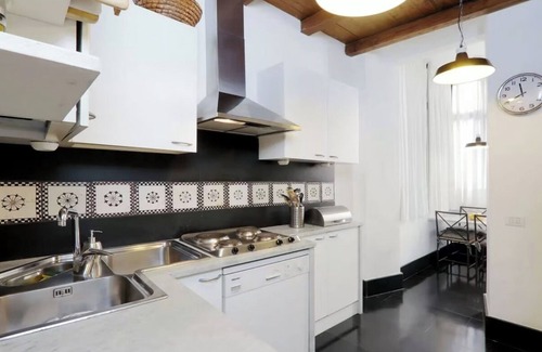 Rione IV Campo Marzio Apartamento | Traditional Roman 5-Bedroom with Stunning Views, Just Steps from Spanish Steps