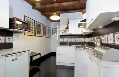 Rione IV Campo Marzio Apartamento | Traditional Roman 5-Bedroom with Stunning Views, Just Steps from Spanish Steps