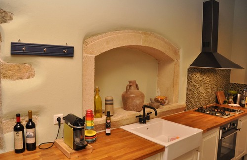Ierapetra Casa | Casa de piedra espaciosa independiente tradicional en un pequeño pueblo