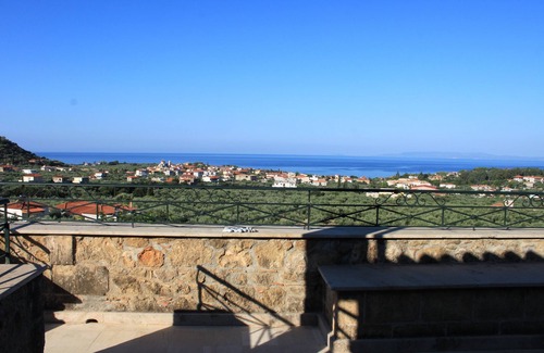 Lefktro Villa | Tradicional Villa de piedra con vista En El Mar