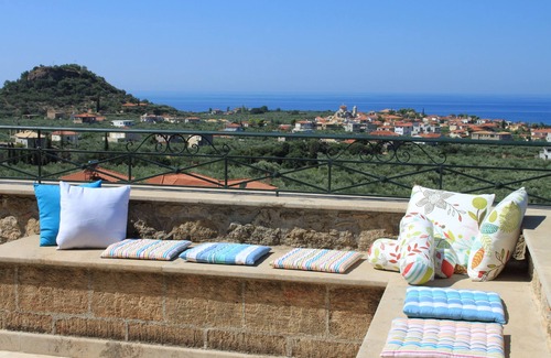 Lefktro Villa | Tradicional Villa de piedra con vista En El Mar