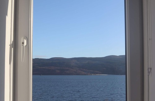 Minard Cabaña | Casa de pescador tradicional encalada con vistas al lago Fyne