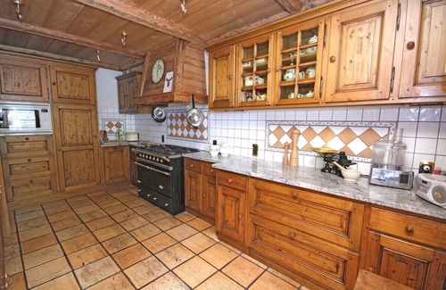 Essert-Romand Chalet De Esquí | Chalet Gueret - sleeps 14, summer pool, sauna, catering/transfers as required