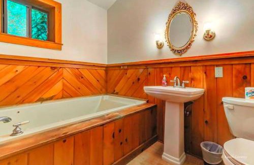 Canadensis Casa | Traditional Wooden Cabin Rental in the Poconos, Pennsylvania