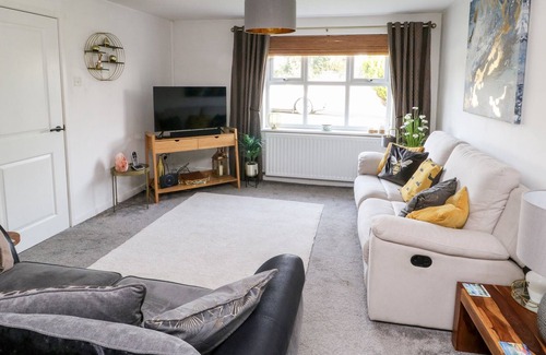 Bodorgan Cabaña | TRAETH Y BRYN, pet friendly, character holiday cottage in Pen-Lon