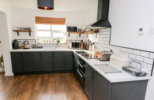 Bodorgan Cabaña | TRAETH Y BRYN, pet friendly, character holiday cottage in Pen-Lon