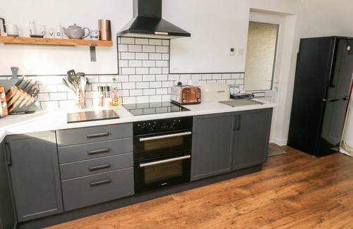 Bodorgan Cabaña | TRAETH Y BRYN, pet friendly, character holiday cottage in Pen-Lon
