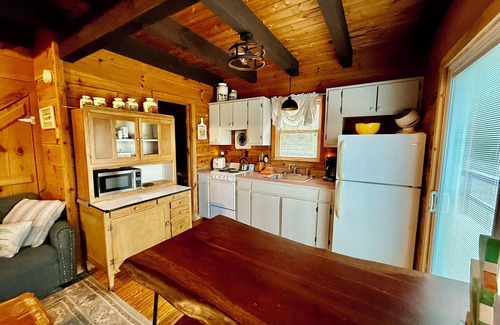 Townsend Cabina | Trail's End Cabin at Country Manor Acres