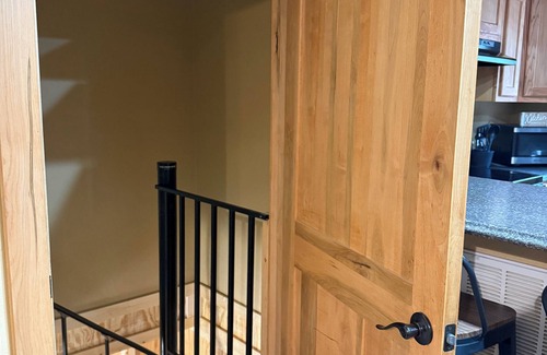 Matewan Cabina | Trailhead Riverfront Cabin