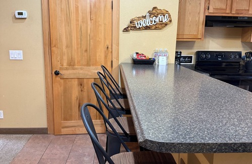 Matewan Cabina | Trailhead Riverfront Cabin