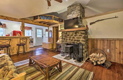 Greentown Casa | Trails and Creek On-Site Tranquil Greentown Cabin