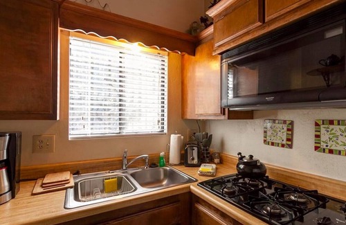 Big Bear City Cabina | Solo $ 59 nt. Retiro romántico con chimenea y techos con vigas abiertas e garaje directo