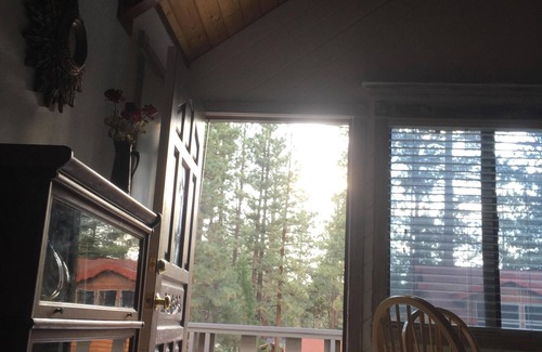 Big Bear City Cabina | Solo $ 59 nt. Retiro romántico con chimenea y techos con vigas abiertas e garaje directo