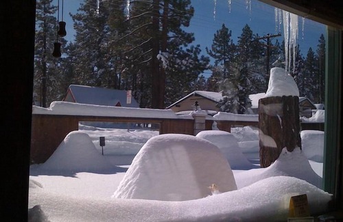 Big Bear City Cabina | Solo $ 59 nt. Retiro romántico con chimenea y techos con vigas abiertas e garaje directo