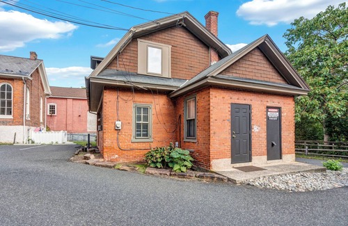 Schwenksville Cabaña | Trailside Bliss: BIG House