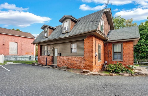 Schwenksville Cabaña | Trailside Bliss: BIG House