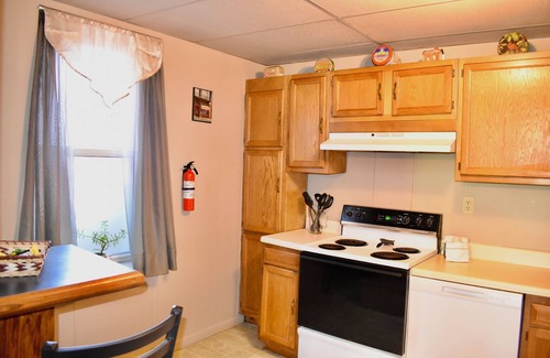 Kyle Apartamento | Train View a spacious 3-bedroom upstairs apartment with WiFi in Northfork