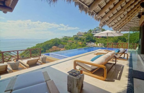 La Cruz de Huanacaxtle Apartamento | Luxury staffed villa with access to beach