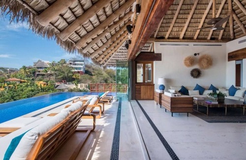 La Cruz de Huanacaxtle Apartamento | Luxury staffed villa with access to beach