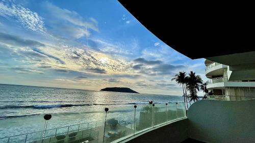 Zona Dorada Apartamento | Tramonto, a Beachfront Bliss!
