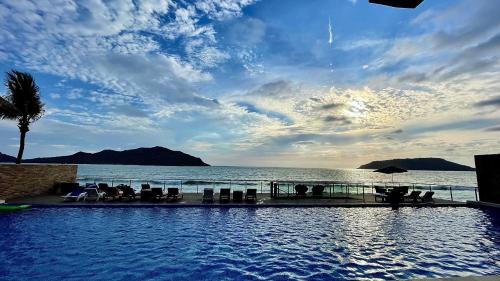 Zona Dorada Apartamento | Tramonto, a Beachfront Bliss!