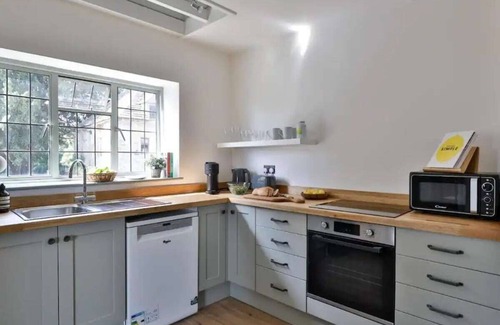 Beverston Apartamento | Tranquil 1 Bed/1 Bath Getaway at Beverston Castle