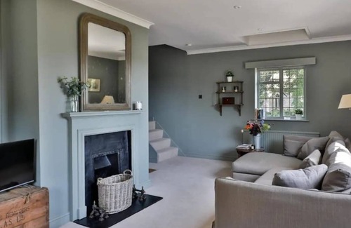 Beverston Apartamento | Tranquil 1 Bed/1 Bath Getaway at Beverston Castle