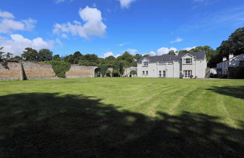 Malahide Casa | Tranquil 18th Century with tennis court!