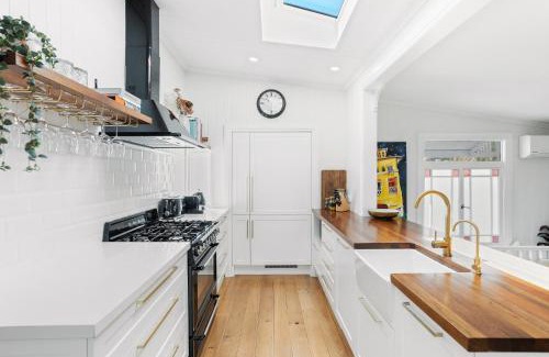 Bardon Casa | Tranquil 2-Bed Family Home with Deck Among Trees